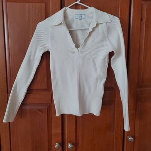 RIHOAS White V Neck Scalloped Ribbed Knit Top